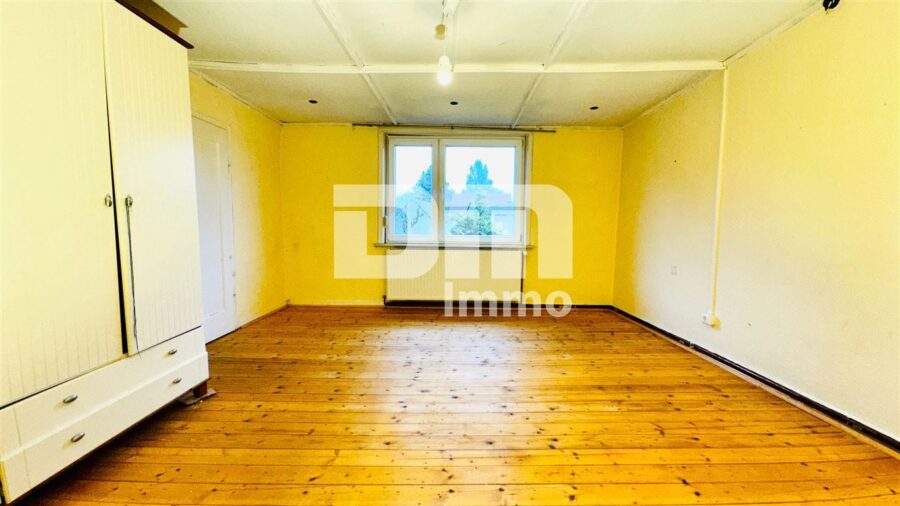 Ein- bis Zweifamilienhaus mit Anbau und Nebengebäude auf großem Grundstück - WE 1 OG Wohn / Schlafzimmer